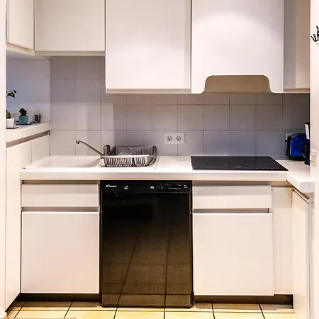 Charming Near Montmartre Апартаменты Париж