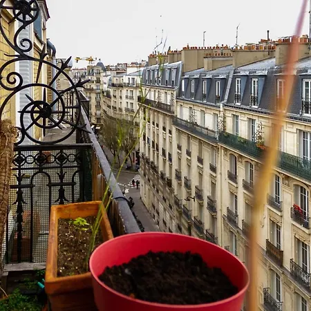 Charming Near Montmartre Париж